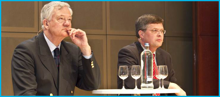 Antony Burmans en Jan Peter Balkenende luisteren aandachtig naar publiek